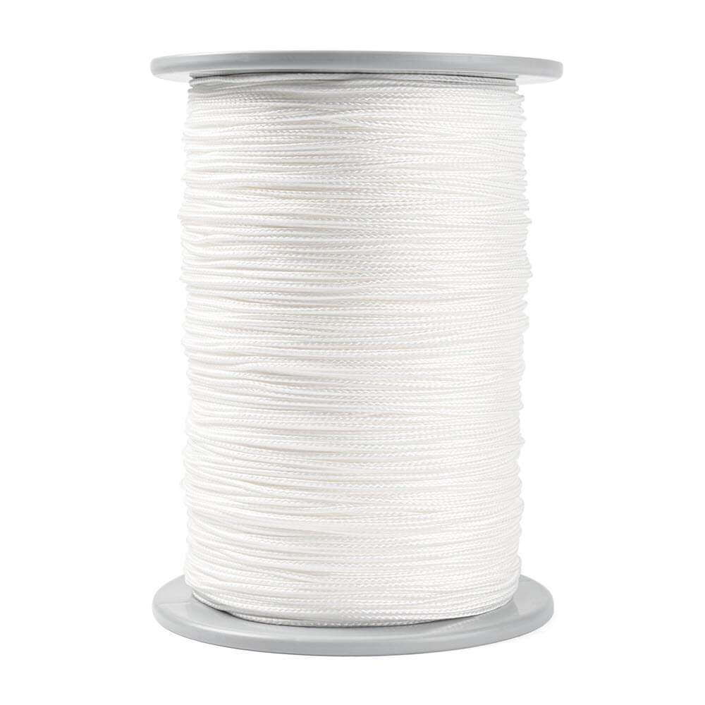 Witte spoel met 1,5 mm Dyneema touw, opgerold en klaar voor gebruik in diverse toepassingen zoals zeilen, klimmen of DIY-projecten, met een grijze spoelbasis.